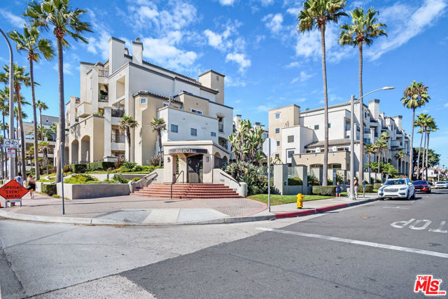 200 Pacific Coast Highway, Huntington Beach CA: https://media.crmls.org/mediaz/1ca4dc3c-5e7e-4722-8915-76973b44d332.jpg