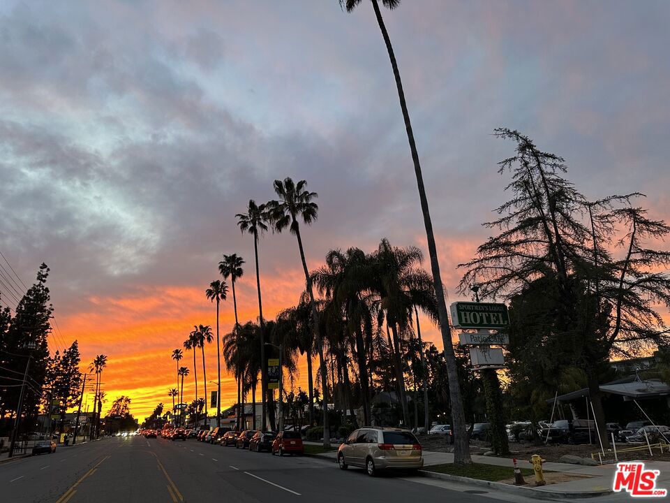 https://media.crmls.org/mediaz/1ca66986-7b15-4c09-a090-cbb75b7f4cf4.jpg?preset=X-Large