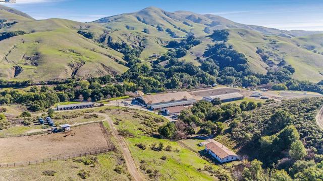10250 Crow Canyon Rd, Castro Valley CA: https://media.crmls.org/mediaz/1ca67246-857a-47ae-8107-082dca5a42f3.jpg