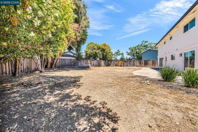 37643 Crocus Ct, Newark CA: https://media.crmls.org/mediaz/1ca714b2-e026-4810-9223-7506046e24d7.jpg