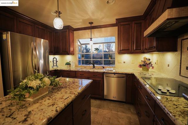 3196 Sudbury RD, Cameron Park CA: https://media.crmls.org/mediaz/1ca848d2-e3ff-4b28-8ed2-ec8e0436a647.jpg