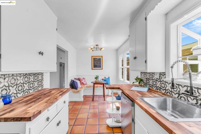 7231 Plank Ave, El Cerrito CA: https://media.crmls.org/mediaz/1ca8540c-813b-46aa-9904-9cf4fc40a42f.jpg