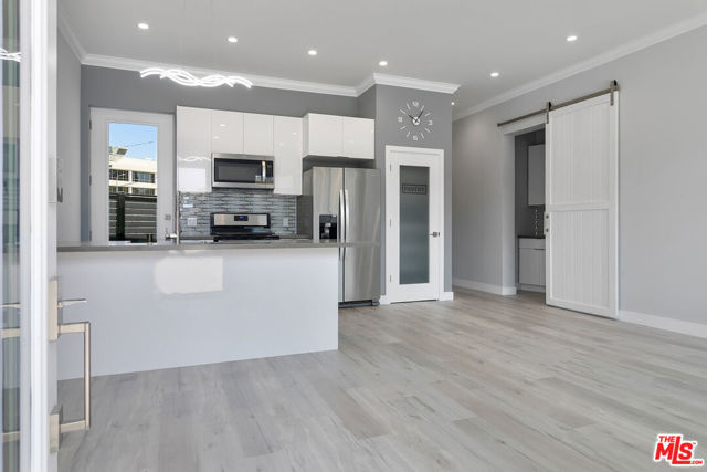 21037 Costanso St, Woodland Hills CA: https://media.crmls.org/mediaz/1ca8ca1a-ee10-4c5a-b8ac-612a9b0464ae.jpg