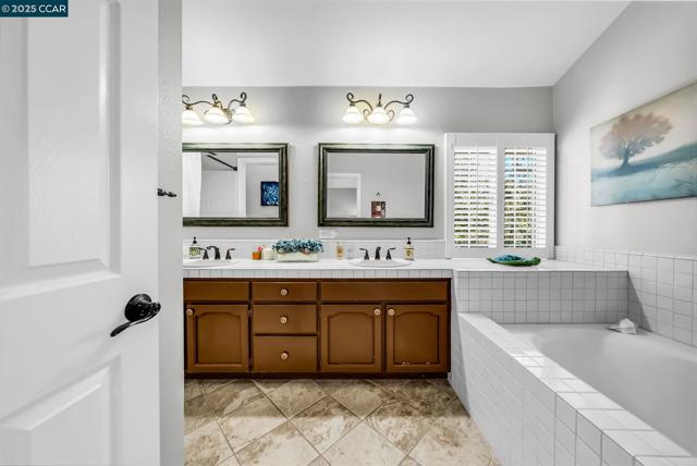 1618 Brush Creek Place, Danville CA: https://media.crmls.org/mediaz/1caa2f46-e4fa-478e-8065-b5389e407a37.jpg