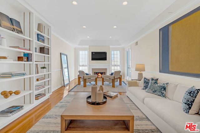 1370 Kelton Avenue, Los Angeles CA: https://media.crmls.org/mediaz/1caa411b-e2c7-4959-a93d-5fe47b1ac925.jpg