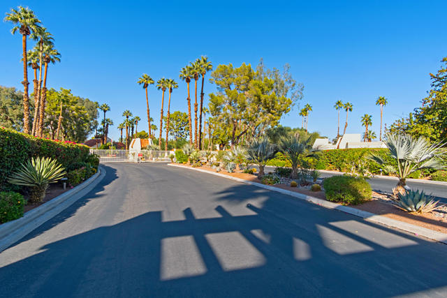35526 Feliz Court, Rancho Mirage CA: https://media.crmls.org/mediaz/1caaf3b3-5159-469a-b9a4-1c5e6239aa1e.jpg