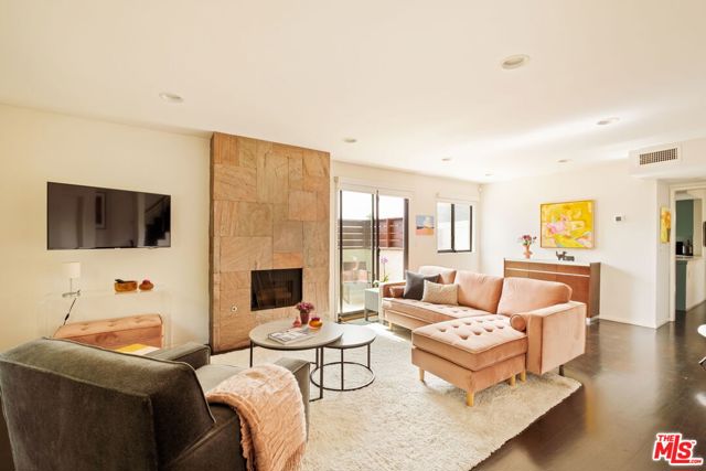 2310 11th Street, Santa Monica CA: https://media.crmls.org/mediaz/1cabbfc3-edc9-4234-9403-8a0acf001f24.jpg