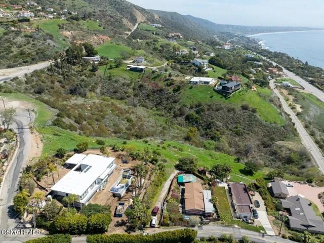 4750 Avenida Del Mar, Malibu CA: https://media.crmls.org/mediaz/1cacf30d-71c2-471f-9519-df24864af385.jpg
