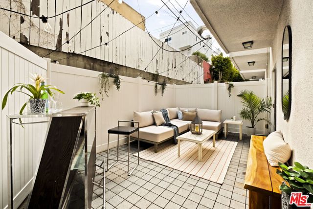 1717 Malcolm Avenue, Los Angeles CA: https://media.crmls.org/mediaz/1cadaf09-f24f-4624-a2e2-f29dc26a885b.jpg