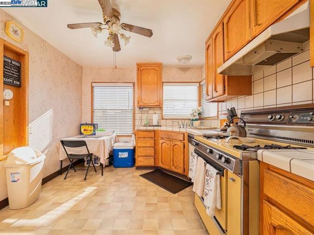 2130 102Nd Ave, Oakland CA: https://media.crmls.org/mediaz/1cae8872-3c7e-4a2a-9da1-d7a139e309c9.jpg