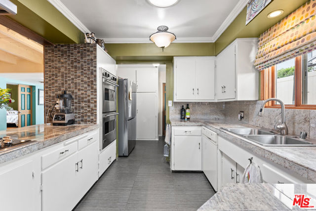 7132 Kentwood Avenue, Los Angeles CA: https://media.crmls.org/mediaz/1caeb5c6-72eb-4230-bf41-890ea307249c.jpg