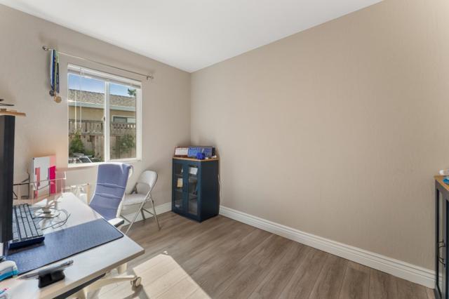 4 Athlone Way, Menlo Park CA: https://media.crmls.org/mediaz/1caecb0c-0b8d-4f3f-8b8a-b4f1aad95abe.jpg