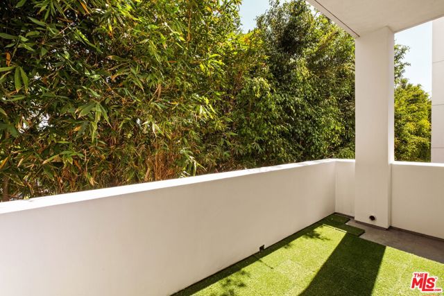616 N Croft Avenue, West Hollywood CA: https://media.crmls.org/mediaz/1caf0466-04c2-43e8-a77e-51c121bd579e.jpg