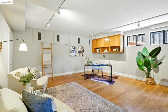 25 Holyrood Manor, Oakland CA: https://media.crmls.org/mediaz/1caf1a70-0fdb-4475-ba42-c157809a9f14.jpg