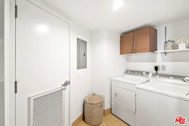 13650 Marina Pointe Drive, Marina del Rey CA: https://media.crmls.org/mediaz/1cb0a8ae-ad06-4cc8-9bb1-267e4376da1e.jpg