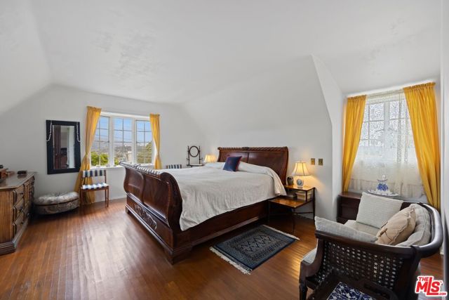 3806 Carnavon Way, Los Angeles CA: https://media.crmls.org/mediaz/1cb363af-c334-4c28-b793-8e95a567e8f5.jpg