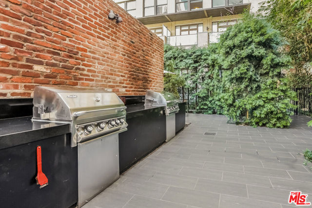 460 S Spring Street, Los Angeles CA: https://media.crmls.org/mediaz/1cb370e6-73ba-4c20-b3e2-1b46eaf063fb.jpg