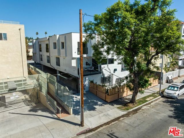 1624 Normandie Avenue, Los Angeles, California 90027, 3 Bedrooms Bedrooms, ,2 BathroomsBathrooms,Townhouse,For Sale,Normandie,23311699