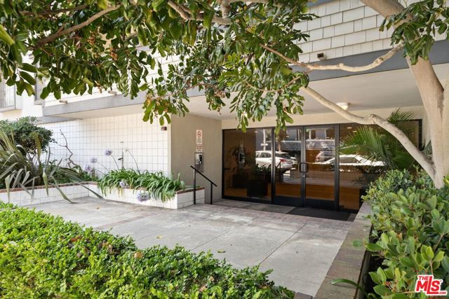 306 Bora Bora Way, Marina del Rey CA: https://media.crmls.org/mediaz/1cb44946-3242-4a76-9563-4aee64b207d6.jpg