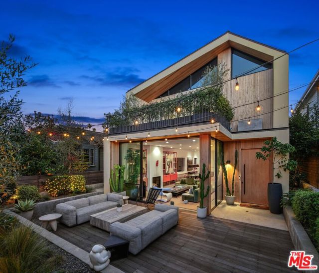 810 Amoroso Place, Venice CA: https://media.crmls.org/mediaz/1cb6ee71-d064-4740-9a21-a98041f27975.jpg