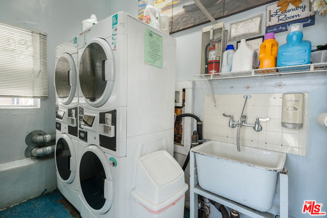 256 S Doheny Drive, Beverly Hills CA: https://media.crmls.org/mediaz/1cb729c0-235e-44a0-8f31-77b322f24dfc.jpg