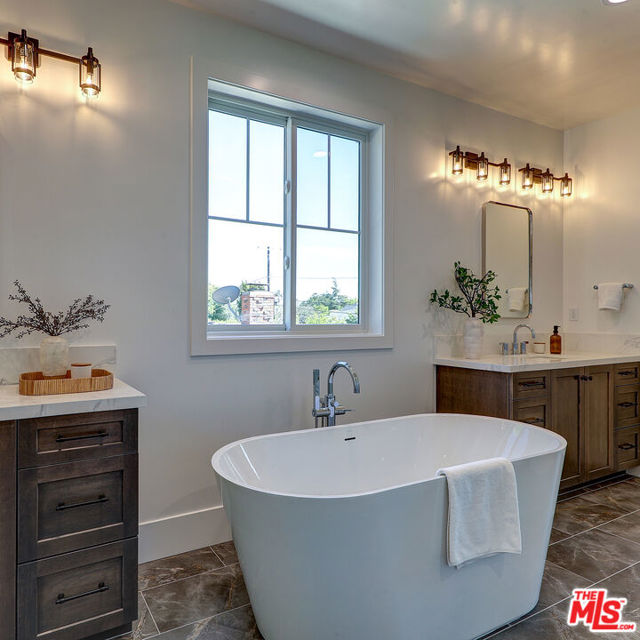 7733 Henefer Avenue, Los Angeles CA: https://media.crmls.org/mediaz/1cb93ff1-a6ee-4cdf-9940-55f274c1be5d.jpg