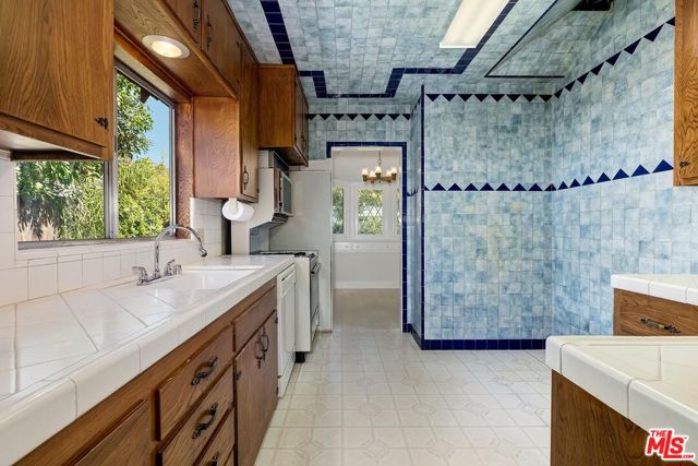 305 South Swall Drive photo 6