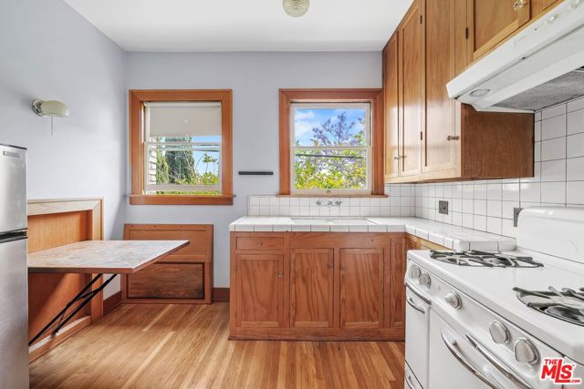 5121 1/2 EAGLE ROCK Boulevard, Los Angeles CA: https://media.crmls.org/mediaz/1cb9cf0c-d84c-414f-b672-492c8edbb9bd.jpg