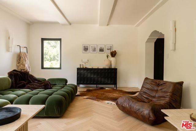 236 S Reeves Drive, Beverly Hills CA: https://media.crmls.org/mediaz/1cba38d5-0010-4d93-813c-1cfcaf6aa989.jpg