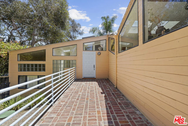 28828 Selfridge Dr, Malibu CA: https://media.crmls.org/mediaz/1cba9689-0b4e-4540-835a-8b2eeae0f250.jpg