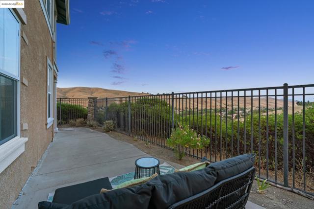 6686 Chalk Hill Ln, Vallejo CA: https://media.crmls.org/mediaz/1cbc089c-fbc8-4ed2-87b6-fc52c5171c51.jpg