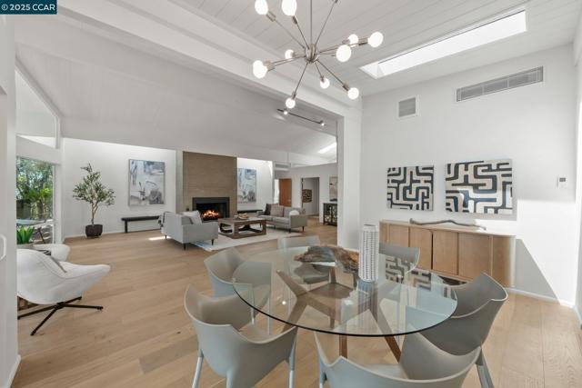 233 Melody Ln, Orinda CA: https://media.crmls.org/mediaz/1cbcf3ca-28b8-4703-b995-0b7af016319b.jpg