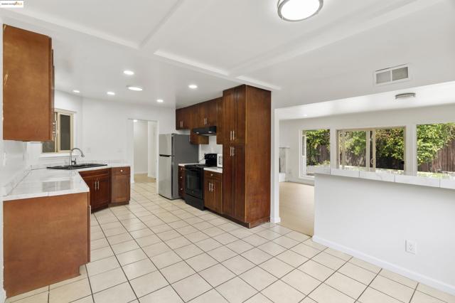 2847 Shane Dr, Richmond CA: https://media.crmls.org/mediaz/1cbdad40-5487-4611-a2f2-5150aeb3099a.jpg