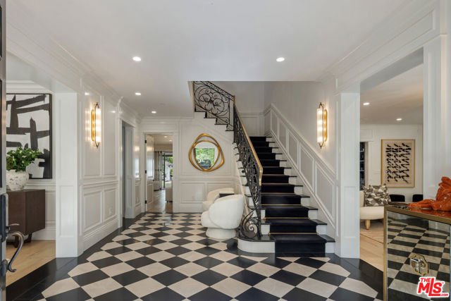 9885 Carmelita Avenue, Beverly Hills CA: https://media.crmls.org/mediaz/1cbdb656-388a-478b-93bb-920cfe8363a7.jpg