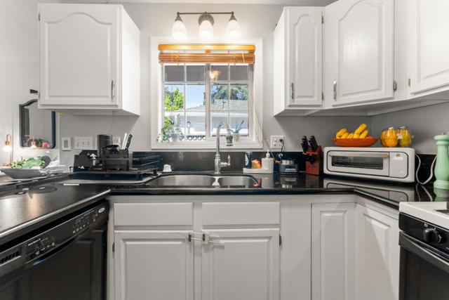 4 Athlone Way, Menlo Park CA: https://media.crmls.org/mediaz/1cbe13f8-033b-4088-ac7e-41bda28cc120.jpg