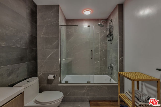 400 S Broadway, Los Angeles CA: https://media.crmls.org/mediaz/1cbe5401-4099-4077-87cc-b8414ff6c12b.jpg