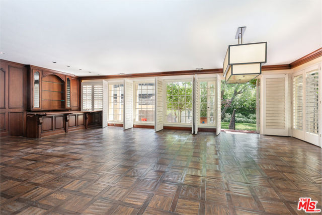 612 N Alta Drive, Beverly Hills CA: https://media.crmls.org/mediaz/1cbe73ff-48ca-4685-b0c0-1041743df755.jpg