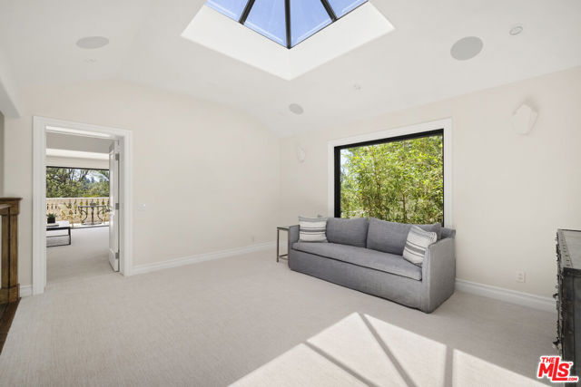 2325 Duxbury Circle, Los Angeles CA: https://media.crmls.org/mediaz/1cbebec7-cc32-4fbf-9eab-3f2ca8e8fab8.jpg