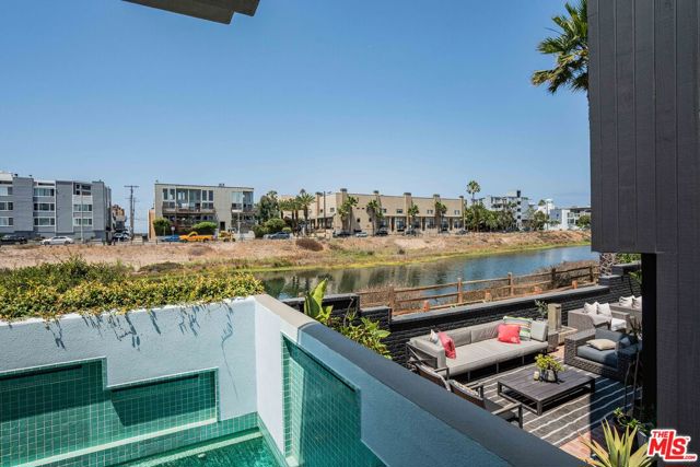 4611 Roma Court, Marina del Rey CA: https://media.crmls.org/mediaz/1cbef3ec-16f6-4abc-82a7-914d6ae87c86.jpg