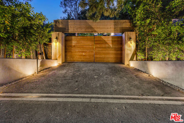 727 N Beverly Glen Boulevard, Los Angeles CA: https://media.crmls.org/mediaz/1cbf4afd-f1c5-4966-80bf-524d1a640033.jpg