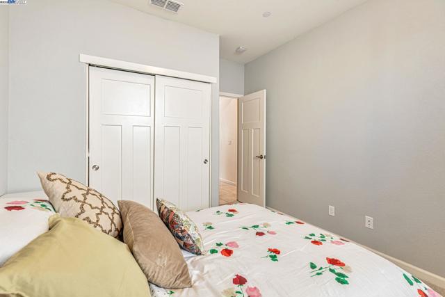 9315 Wild Lilac Cir, Sacramento CA: https://media.crmls.org/mediaz/1cc17559-ec75-4251-9f6b-64267d574fbc.jpg