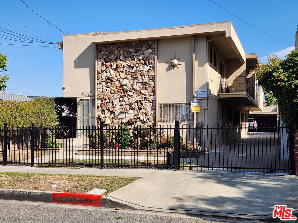 Multifamily at 216 S Inglewood Avenue
