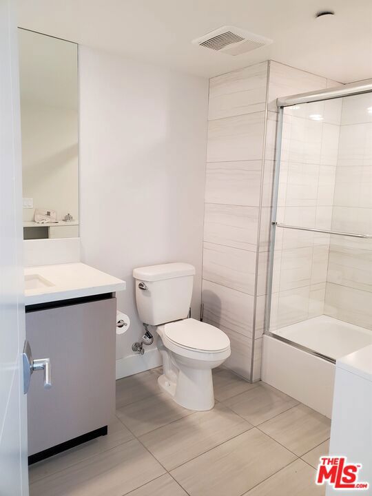 5030 Rosewood Avenue, Los Angeles CA: https://media.crmls.org/mediaz/1cc2435e-bd33-44b2-a6f1-723433bfac95.jpg