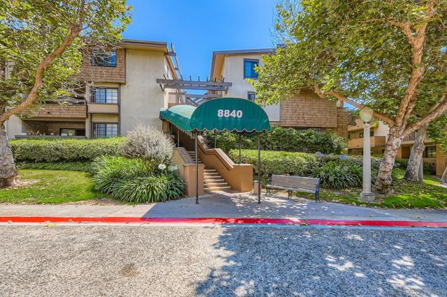 8840 Villa La Jolla Dr, La Jolla CA: https://media.crmls.org/mediaz/1cc267e0-0a0c-4bfd-b3d4-3eb40d904311.jpg