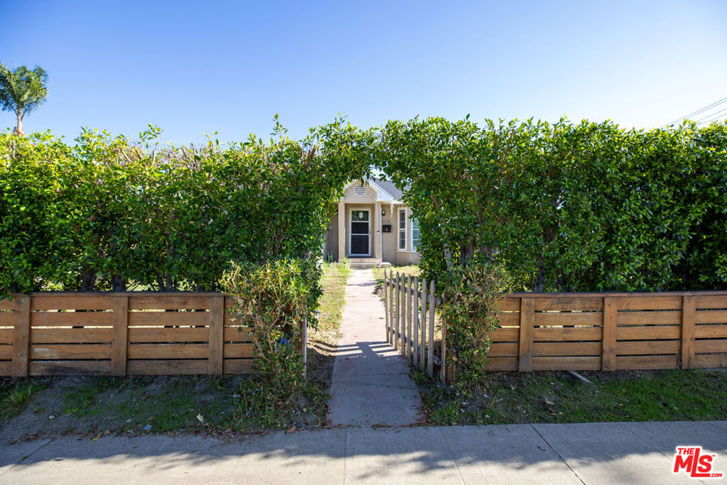 4216 W Victory Boulevard