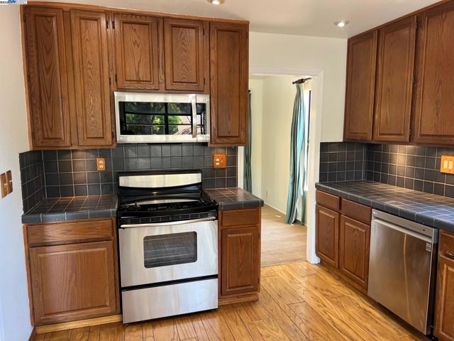 3242 Monika Ln, Hayward CA: https://media.crmls.org/mediaz/1cc3230b-33fc-4e4b-852e-e03570a56020.jpg
