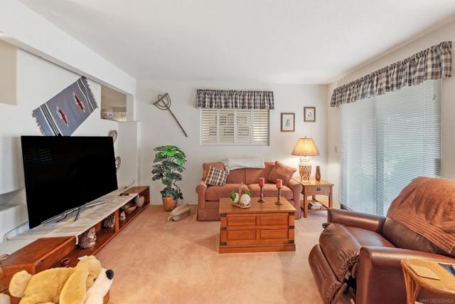12982 Polvera Ct, San Diego CA: https://media.crmls.org/mediaz/1cc50c06-3eb2-4e87-8cd6-d4c8c49337c5.jpg