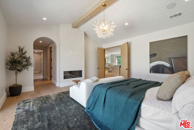 5036 Woodley Avenue, Encino CA: https://media.crmls.org/mediaz/1cc59e0d-4e66-40c0-b3d5-16e3719bea84.jpg