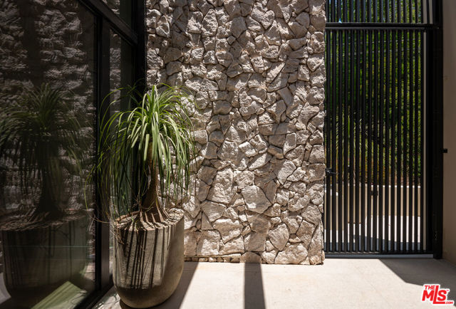3977 Oeste Avenue, Studio City CA: https://media.crmls.org/mediaz/1cc6b752-8c92-4d2c-94ee-d0a5800cd0f3.jpg