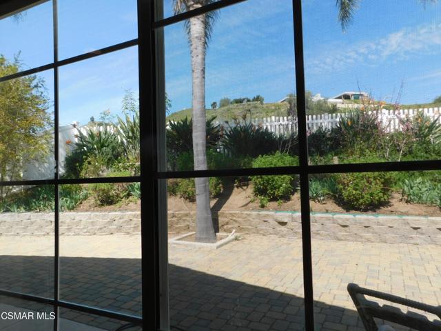 559 Stoney Peak Court, Simi Valley CA: https://media.crmls.org/mediaz/1cc74077-e2ae-4ab2-b2df-46f0eeb71dca.jpg